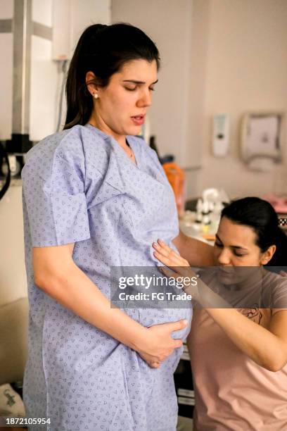 doula ayuda a mujeres embarazadas durante el parto en el hospital - comadrona fotografías e imágenes de stock