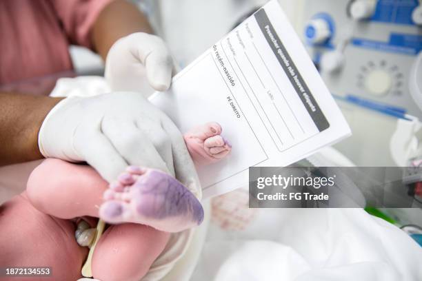 nouveau-né ayant le pied piétiné à l’hôpital - pied humain photos et images de collection