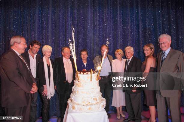 Michel Rocard fête ces 80 ans à la Nouvelle Eve, en compagnie de ses amis et famille. Photo de groupe devant le gâteau d’anniversaire : Jean-Paul...