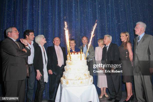 Michel Rocard fête ces 80 ans à la Nouvelle Eve, en compagnie de ses amis et famille. Photo de groupe devant le gâteau d’anniversaire : Jean-Paul...