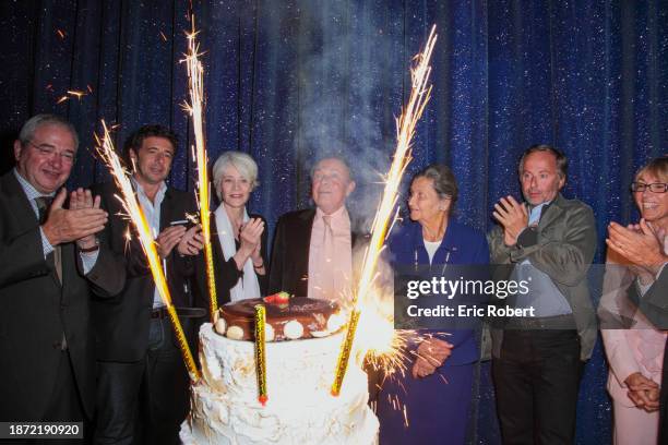 Michel Rocard fête ces 80 ans à la Nouvelle Eve, en compagnie de ses amis et famille. Photo de groupe devant le gâteau d’anniversaire : Jean-Paul...