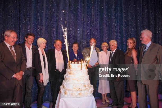 Michel Rocard fête ces 80 ans à la Nouvelle Eve, en compagnie de ses amis et famille. Photo de groupe devant le gâteau d’anniversaire : Jean-Paul...