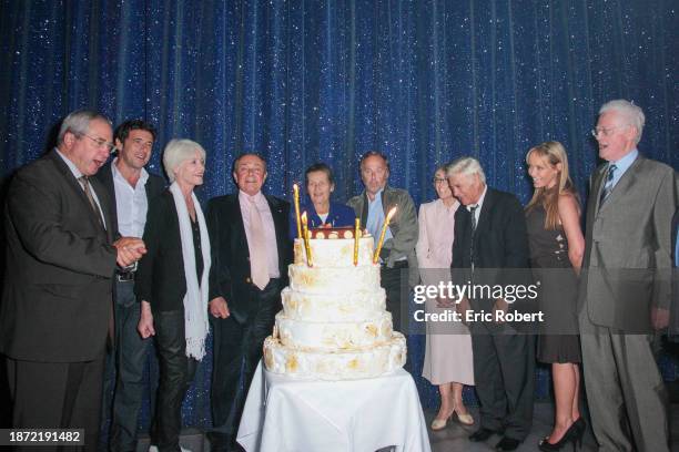 Michel Rocard fête ces 80 ans à la Nouvelle Eve, en compagnie de ses amis et famille. Photo de groupe devant le gâteau d’anniversaire : Jean-Paul...