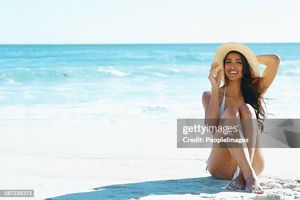 elle est prête pour l'été ! - chapeau de soleil photos et images de collection