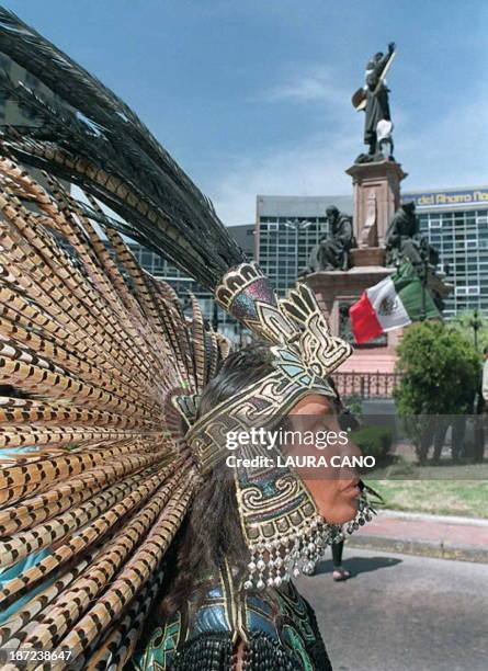 Una mujer vestida con indumentaria prehispanica protesta contra los festejos del descubrimiento de America,12 de Octubre,en una de las principales...