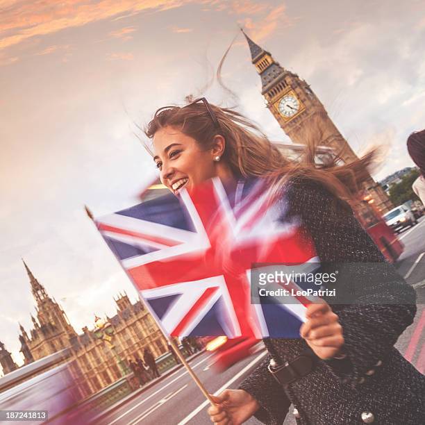 giovane donna sul ponte di westminster - bandiera inglese foto e immagini stock