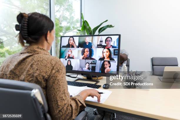 emprendedor adulto joven se reúne con equipo de inversores - evento virtual fotografías e imágenes de stock