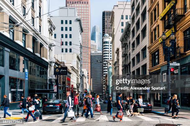 people crossing the street near union square in san francisco downtown, california, usa - union square san francisco stock pictures, royalty-free photos & images