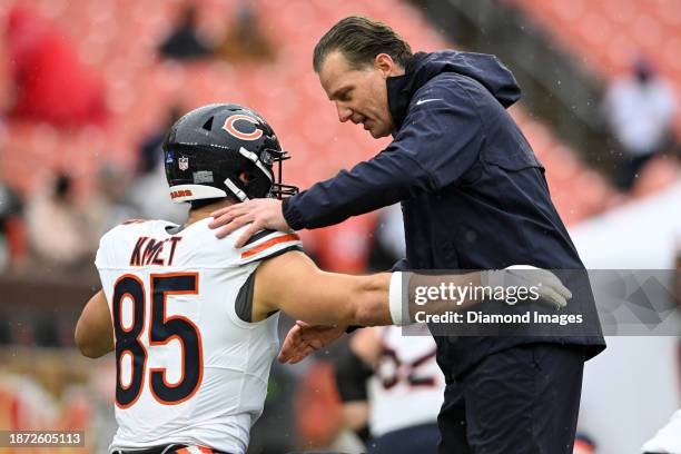 Head coach Matt Eberflus of the Chicago Bears talks with Cole Kmet prior to a game against the Cleveland Browns at Cleveland Browns Stadium on...