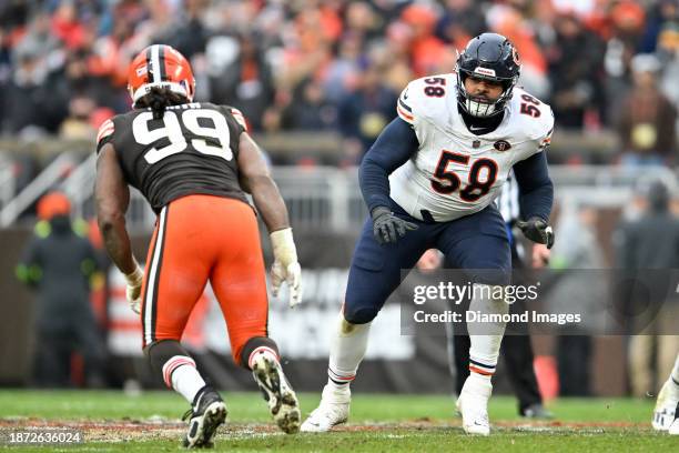 Darnell Wright of the Chicago Bears blocks Za'Darius Smith of the Cleveland Browns during the first half at Cleveland Browns Stadium on December 17,...