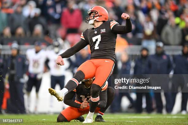 Dustin Hopkins of the Cleveland Browns kicks a 34-yard field goal during the second half against the Chicago Bears at Cleveland Browns Stadium on...