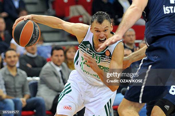 Zalgiris Kaunas' Sarunas Jasikevicius runs with the ball towards Anadolu Efes' Stanko Barac during their Euroleague group B basketball match on...