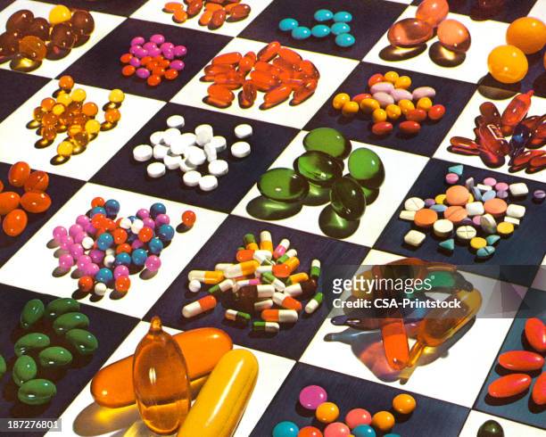 ilustrações de stock, clip art, desenhos animados e ícones de vários comprimido no tabuleiro de xadrez - narcotic