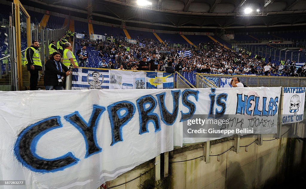 vandfald skab videnskabsmand The fans of Apollon Limassol FC show their support during the UEFA... News  Photo - Getty Images