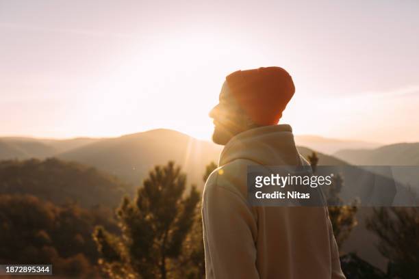 young man practicing meditation in nature at sunrise - einzelner mann über 30 stock-fotos und bilder