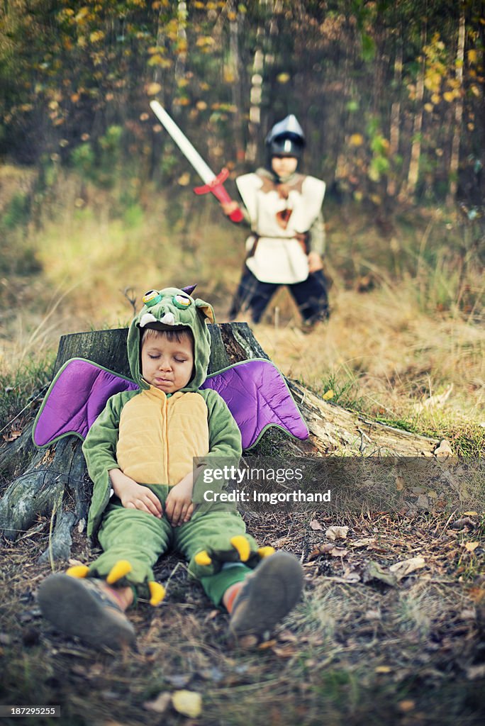 Little knight, die zum Schlafen dragon