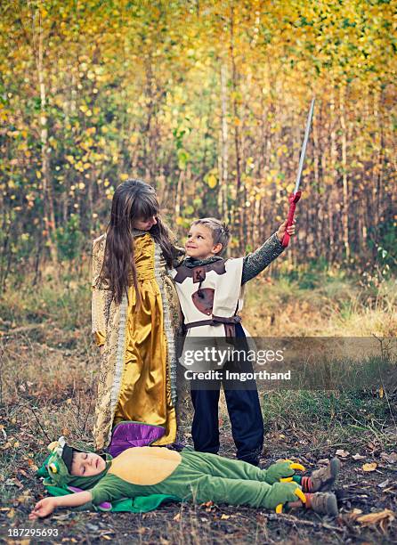 victoria para los pequeños knight. - princesa fotografías e imágenes de stock