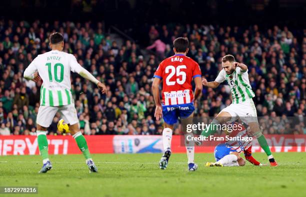 German Pezzella of Real Betis scores their team's first goal during the LaLiga EA Sports match between Real Betis and Girona FC at Estadio Benito...