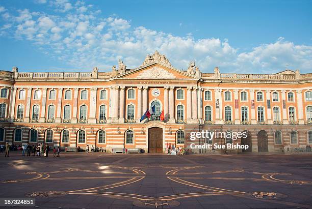 the capitol building, toulouse - capitole d'état photos et images de collection