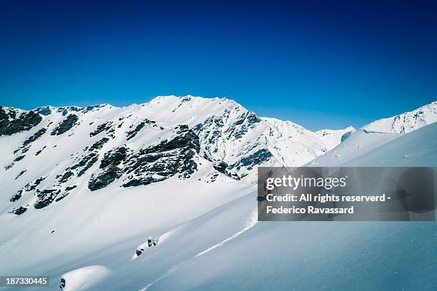 sunny day snowboarding - bardonecchia fotografías e imágenes de stock