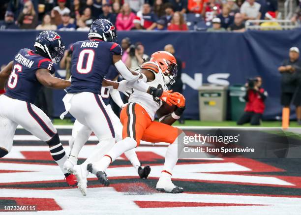 Cleveland Browns tight end David Njoku scores a touchdown in the second quarter during the NFL game between the Cleveland Browns and Houston Texans...
