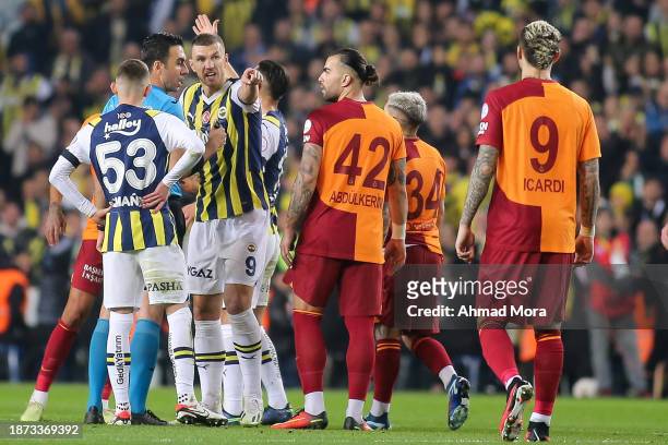 Eden Dzeko of Fenerbahce confronts with Mauro Icardi of Galatasaray during the Turkish Super League match between Fenerbahce and Galatasaray at Ulker...
