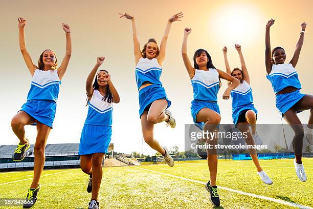 fußball-cheerleader - football cheerleaders stock-fotos und bilder