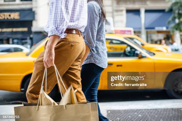 shopping in new york - fifth avenue stockfoto's en -beelden