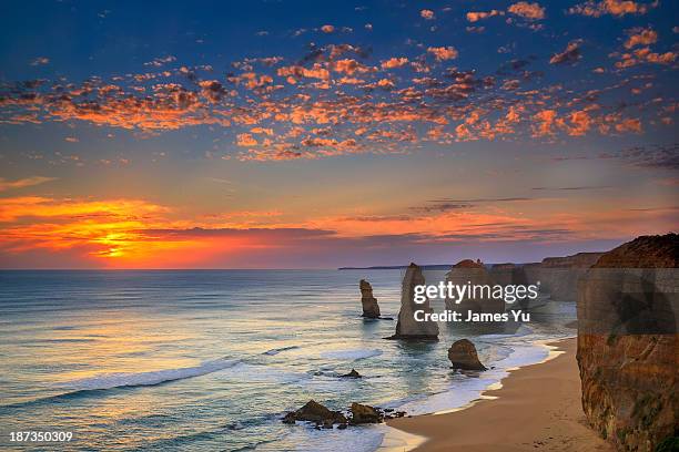 the twelve apostles - the twelve apostles australische kalksteinfelsen stock-fotos und bilder