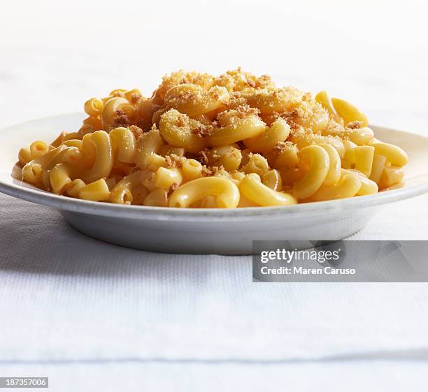 macaroni and cheese with breadcrumbs - macaroni stock pictures, royalty-free photos & images