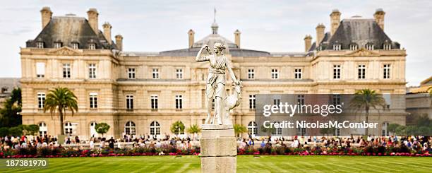 jardin du luxembourg statue de diane panorama - sénat photos et images de collection