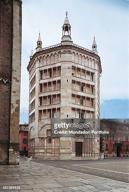 Italy, Emilia-Romagna, Parma, Battistero, Outer view of the octagonal baptistery,