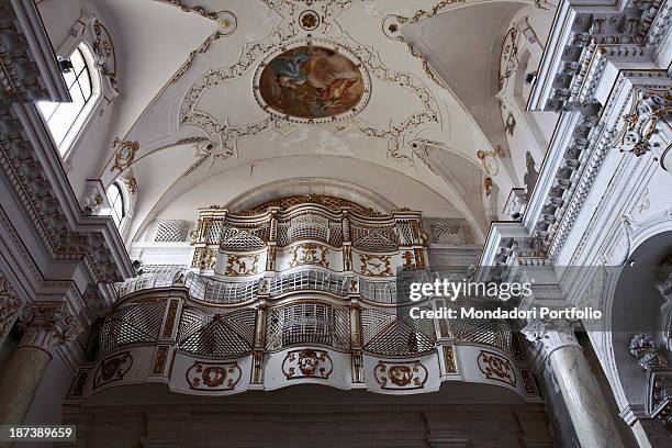 Italy, Sicily, Siracusa, Chiesa di Santa Maria della Fondazione, Detail, The organ in the choir and the white and golden ceiling with columns,...