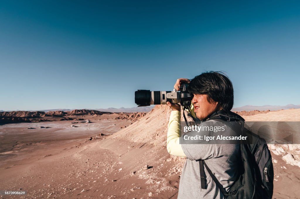 アタカマ砂漠で写真を撮る旅行者