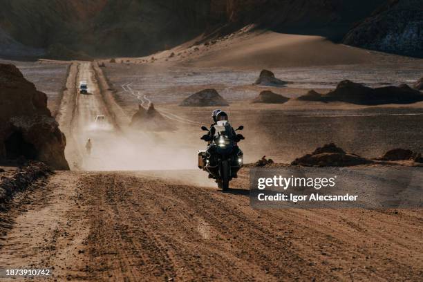 motociclisti che attraversano il deserto di atacama - strada di campagna foto e immagini stock