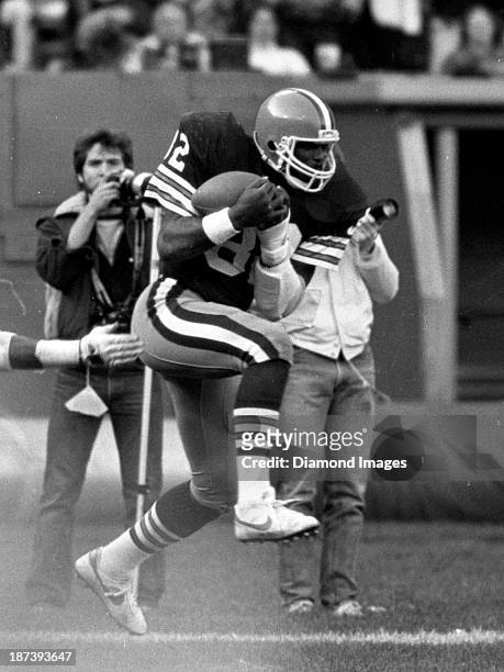 Tight end Ozzie Newsome of the Cleveland Browns catches a pass during a game against the Houston Oilers on October 30, 1983 at the Cleveland...