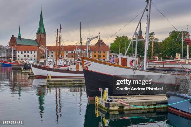 helsingør port in denmark - helsingor 個照片及圖片檔