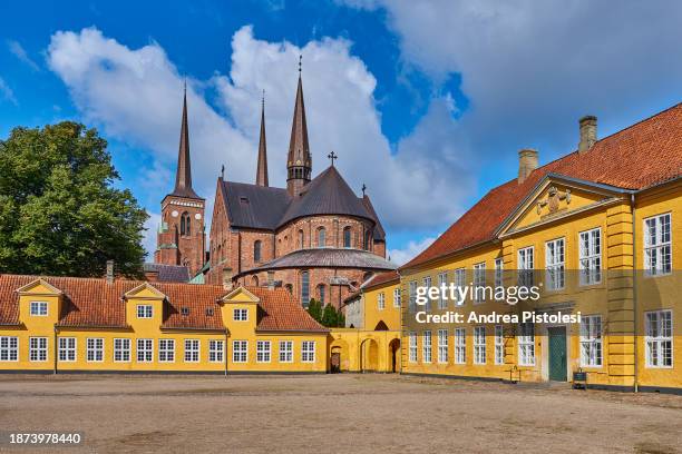 roskilde cathedral in denmark - kathedraal van roskilde stockfoto's en -beelden