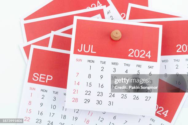 desk calendar 2024: july calendar is used to plan daily work and life with a push pin on a white color paper background. - julio fotografías e imágenes de stock