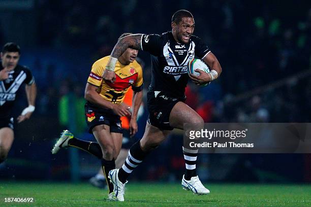Manu Vatuvei of New Zealand makes a break during the Rugby League World Cup Group B match at Headingley Stadium on November 8, 2013 in Leeds, England.