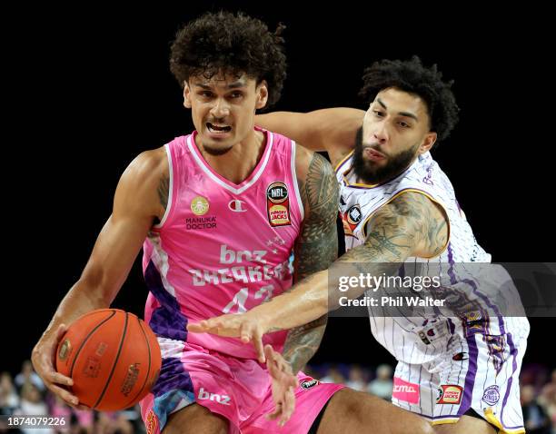 Dan Fotu of the New Zealand Breakers is put under pressure from Denzel Valentine of the Sydney Kings during the round 12 NBL match between New...