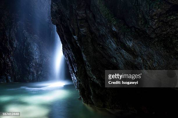 hidden waterfall - isogawyi fotografías e imágenes de stock