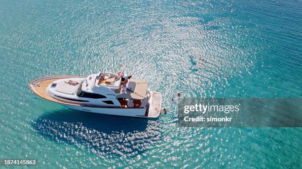family enjoying in ocean - luxe jacht stockfoto's en -beelden