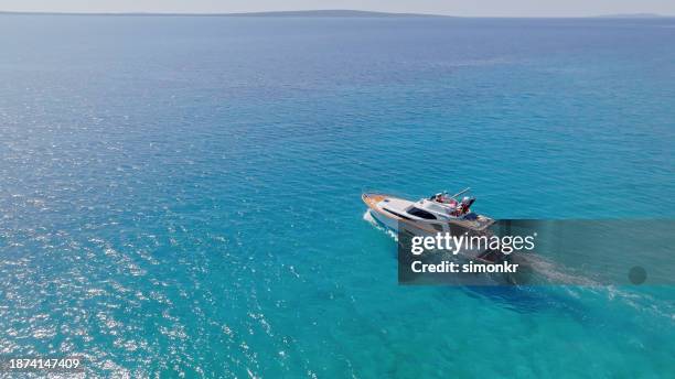 yacht fährt schnell auf see - motorboot stock-fotos und bilder