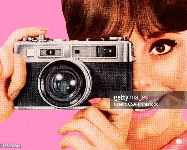illustrazioni stock, clip art, cartoni animati e icone di tendenza di donna prendendo foto con la fotocamera - temi per la fotografia