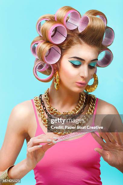 glamorous woman in a beauty salon filing her nails - corrente de ouro - fotografias e filmes do acervo