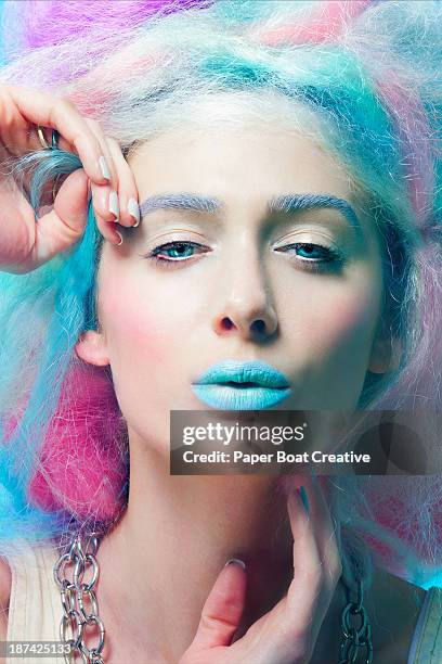 portrait of a lady with colorful hair and lips - pintalabios azul fotografías e imágenes de stock