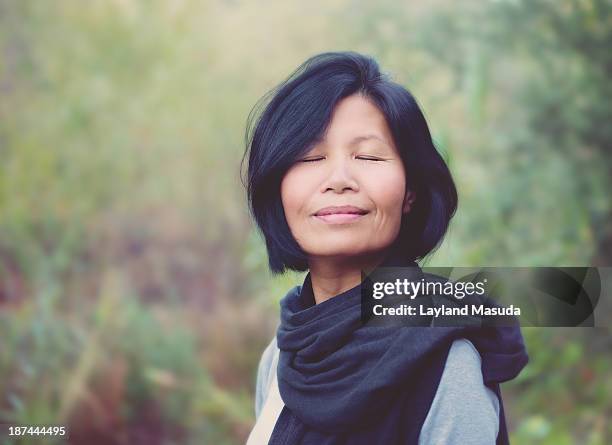 peace is bliss - smiling woman - zijscheiding stockfoto's en -beelden
