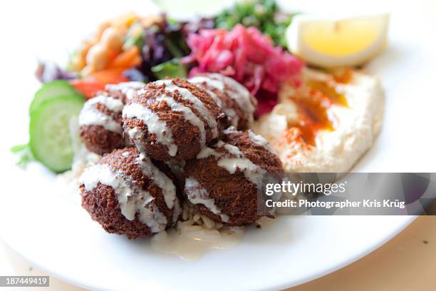 lunch falafel hummus mediterranean cuisine - falafel stock-fotos und bilder