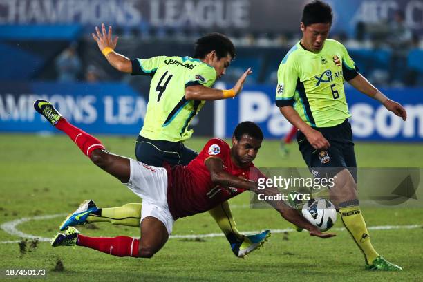 Luiz Muriqui of Guangzhou Evergrande is challenged by Kim Ju-Young and Kim Jin-Kyu of FC Seoul during the AFC Champions League Final 2nd leg match...